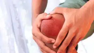 Derrame no joelho precisa operar